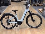 un vélo posé par terre dans un magasin