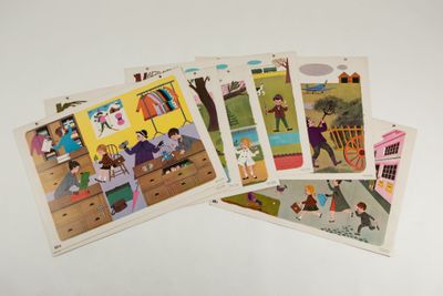 On y voit plusieurs cartes postales pour enfants représentant divers personnages