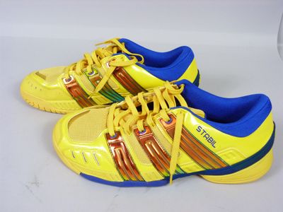 des chaussures jaunes et bleues avec des rayures multicolores sur les semelles