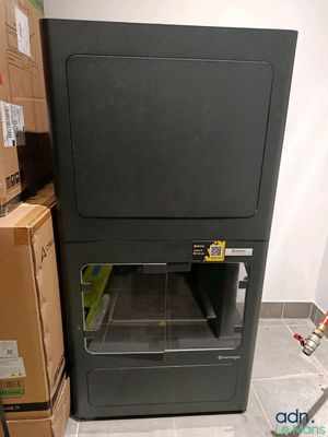 une machine noire posée par terre
