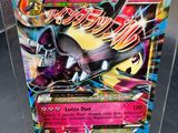 gros plan d'une boîte de cartes pokemon sur une table
