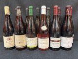 plusieurs bouteilles de vin sont alignées sur une table