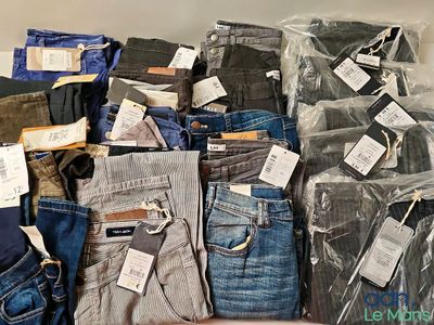 de nombreux modèles de jeans exposés dans un magasin