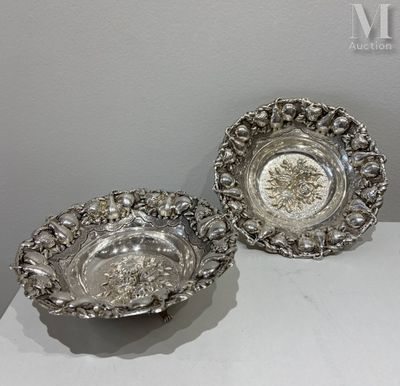 Paire de coupelles tripodes en argent repoussé (925 millième…