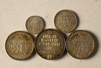 six types de pièces différents posés sur une surface blanche