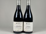 deux bouteilles de vin rouge posées sur une table
