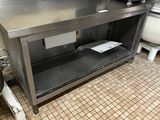 un plan de travail en acier inoxydable dans une cuisine équipée de toilettes