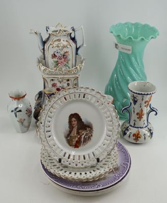 une assiette sur laquelle est représentée une femme, à côté d'un vase, et une assiette sur laquelle est représentée une femme