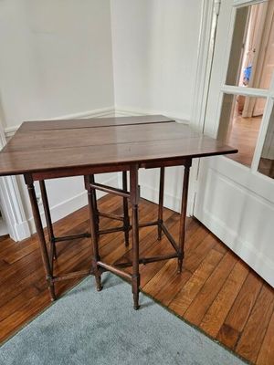 une table en bois avec un tapis bleu posé à même le sol