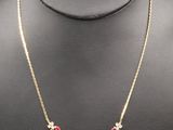 un collier en or orné de fleurs rouges et blanches sur un mannequin