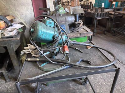 une image représentant une table sur laquelle sont posés de nombreux outils