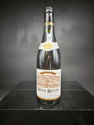 une bouteille de vin posée sur une table