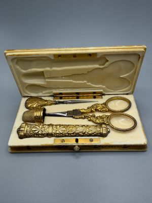une boîte avec une paire de ciseaux et une paire de ciseaux à l'intérieur