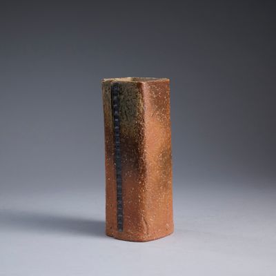 JAPON. Vase de section carrée en grès brun moucheté et repli…