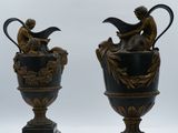 deux vases posés côte à côte sur une surface blanche