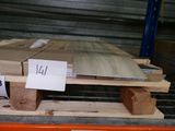 une palette chargée de bois dans un entrepôt