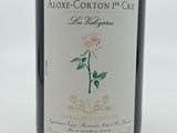 une bouteille de vin posée sur une table