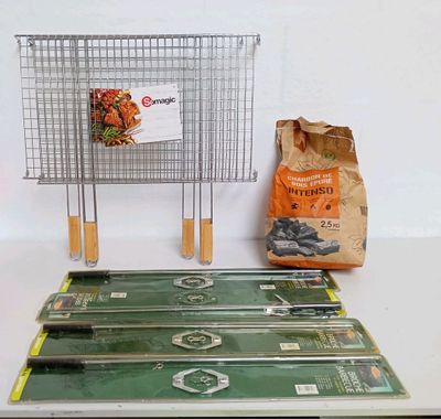 Lot de 8 articles pour barbecue : grill, broches et charbon …