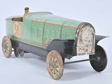un petit train posé sur une surface blanche