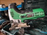un outil électrique vert et noir posé sur une table