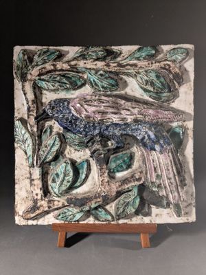 Plaque en terre vernissée à décor d'un corbeau branché