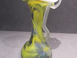 un vase jaune et bleu posé sur une table