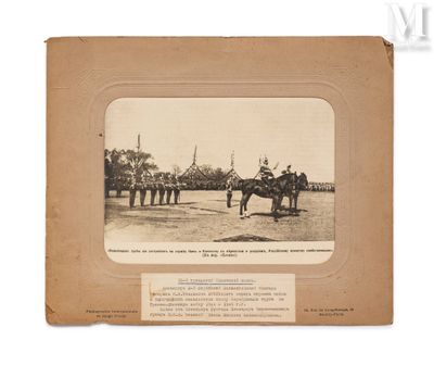 une vieille photo représentant un homme à cheval devant une rangée de soldats