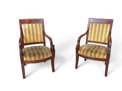 deux chaises en bois avec des accoudoirs rembourrés et un dossier en rotin