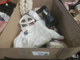 une boîte en carton remplie de vêtements et d'une couche pour bébé