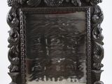 une photo d'un miroir sur lequel apparaît la silhouette d'un homme