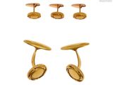 trois paires de boutons de manchette en or et une paire de boutons de manchette sur fond blanc