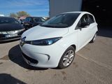 la voiture blanche est garée dans le parking à côté d'autres voitures