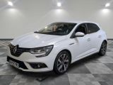 une voiture blanche garée dans une pièce au sol en damier