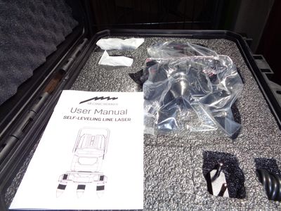 une valise contenant un grand nombre d'objets