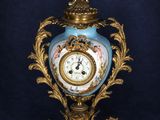 une image représentant un vase bleu et or orné d'une horloge