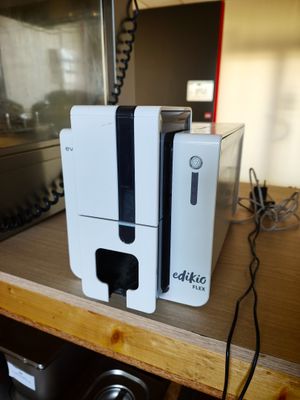 deux appareils électroménagers blancs posés l'un à côté de l'autre sur une table