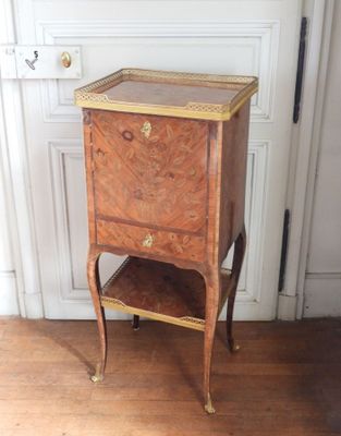 une petite table en bois surmontée d'une étagère