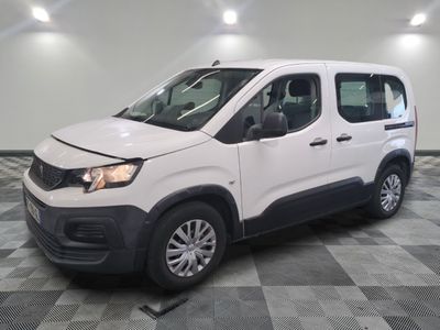 la camionnette blanche est garée sur un sol en damier dans le garage