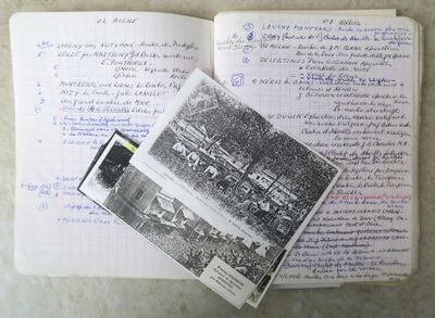 la photo d'un livre sur lequel figure la photo d'un homme