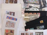 plusieurs types de timbres différents sur une table