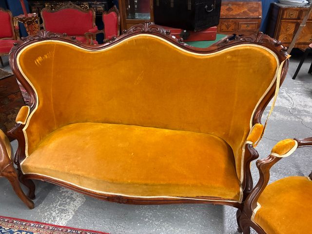 Salon Louis Philippe garnie de velours jaune comprenant une banqu
