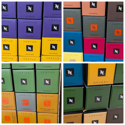 Plusieurs boîtes de chocolats sont empilées les unes sur les autres