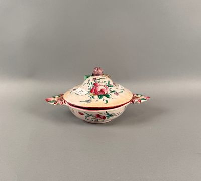 Bouillon couvert en faïence à décor floral, prise en forme d…