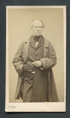 une vieille photo d'un homme en costume-cravate