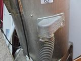 une machine posée sur une table