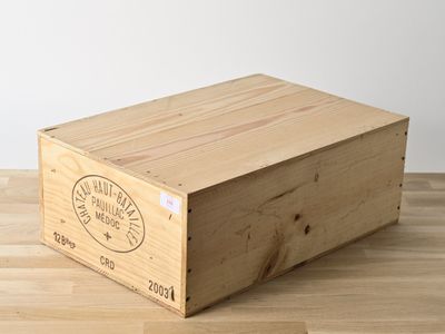 une boîte en bois posée sur une table en bois