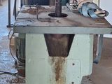 une machine placée au milieu d'une pièce