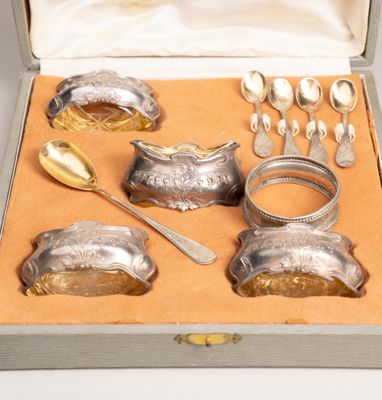 une boîte en argent contenant de l'argenterie, posée sur une table