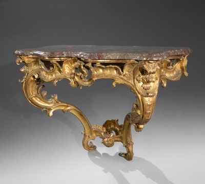 une table console ornementale sculptée avec un plateau en marbre