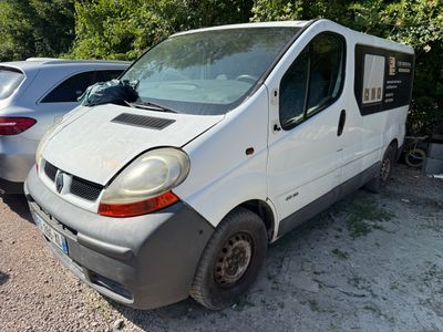 une camionnette blanche garée à côté d'une voiture argentée sur un parking